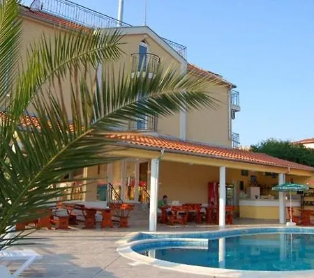 호텔 Family Dayana 3*